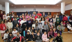 Niños y niñas representantes de las ludotecas municipales de Motril trasladan a la alcaldesa peticiones para mejorar sus barrios