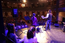 Unos 300 alumnos de sexto de Primaria celebran el Día de los Derechos Humanos con un concierto de Paco Damas y un recital de poemas