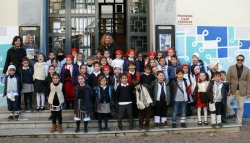 La alcaldesa participa en el programa ‘La Ciudad de los Niños’, que da a conocer a los escolares los espacios históricos de un centro sin coches