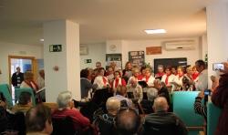 El Coro de los Talleres Municipales anima la Navidad de los mayores de las residencias Costa Nevada, Nueva Vida y San Luis