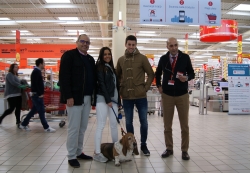 Salud y Consumo y el Centro Comercial Alcampo premian a la dueña de la mascota número mil censada dentro de la campaña Municipal de animales doméstico