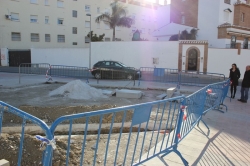 El área de Mantenimiento desmonta el pipican de la calle Eucalipto e integra su espacio en la plaza