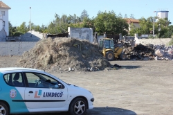 LIMDECO limpia, con cargo a los propietarios, el solar abandonado en la calle Remo