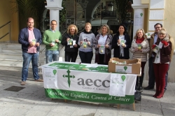 La AECC en Almuñécar adelantó a este viernes la celebración del Día Mundial Contra el Cáncer para informar a los vecinos