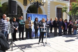 Un centenar de personas se han concentrado a las puertas del Ayuntamiento de Almuñécar con motivo del Día de la Mujer
