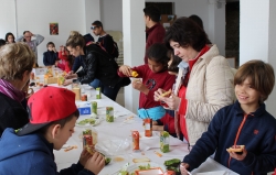 Medio centenar de niños y niñas de primaria participan en la actividad ‘La Mesa está servida, buen provecho’ donde conocen los frutos subtropicales