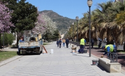 El área de Mantenimiento, Agricultura, Parques y Jardines mejora los bancos y la solería de la Rambla de los Álamos