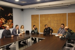 Ayuntamiento y comerciantes de Almuñécar acuerdan con la Guardia Civil y Policía Local intensificar la vigilancia contra la venta ambulante.