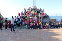 Alumnos del CEIP Río Verde conocen y disfrutan del Peñón del Santo y el Parque Ornitológico Loro sexi.