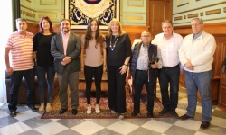 La joven nadadora Tamara Frías recibe el reconocimiento del Ayuntamiento de Motril