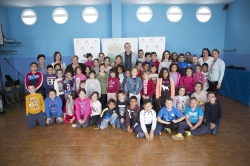 Alumnos de los barrios portuarios de Motril se suman a la feria del libro con una lectura en el Club Náutico