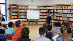 Niños y niñas de Primaria del CEIP Cardenal Belluga participan de una actividad para el fomento de la lectura en inglés