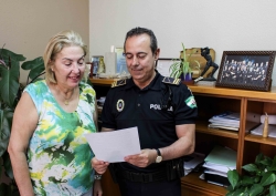 La Policía Local agradece el gesto de un joven de Motril que devolvió una mochila extraviada con 2.000 euros y objetos como un reloj y una tablet