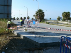 La concejalía de Mantenimiento construye una nueva parada para el bus urbano en Playa Granada