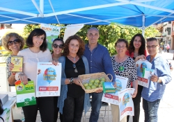 Motril cambia cigarrillos por manzanas y caramelos en el Día Mundial Sin Tabaco