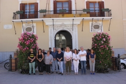 Motril muestra su solidaridad con las víctimas del atentado de Londres con un minuto de silencio a las puertas del Ayuntamiento