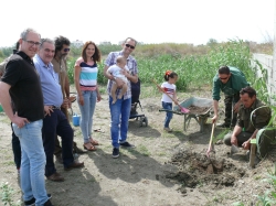 Familias de Motril y la Comarca, además de La Alpujarra, participan este domingo en una nueva plantación del ‘Bosque de la Vida’