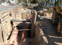 Las obras de canalizaciones en el vial de la playa de La Herradura pararán el día 23 junio, una semana antes de lo previsto.