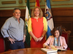 Junta y Ayuntamiento de Motril firman un convenio en el marco del plan andaluz para mitigar los efectos de los recortes del Gobierno central en depend