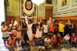 Una veintena de niños y niñas saharauis visitan el Ayuntamiento de Motril dentro del programa ‘Vacaciones en Paz’