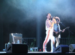 La música de Queen llenó anoche el parque “El Majuelo” de Almuñécar