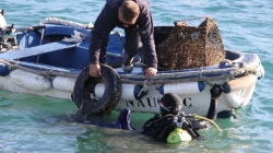 MEDIO AMBIENTE LLEVA A CABO UNA CAMPAÑA DE LIMPIEZA DE FONDOS MARINOS Y REPARTO DE CONOS
