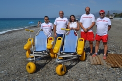 Unas 200 personas utilizan este verano el servicio de baño adaptado de Motril