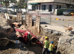 Las obras de canalizaciones en el vial de la playa de La Herradura se retoman este lunes tras la temporada estival