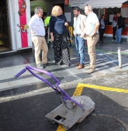 Motril prueba en la calle Vílchez un método novedoso para la recuperación del pavimento que elimina radicalmente cera, chicles y todo tipo de manchas