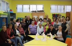 La alcaldesa destaca en los Talleres de Adultos de Los Álamos y Cuartel de Simancas la importancia de “tener una vida activa y aprovechar el tiempo en