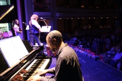 El Teatro Calderón acoge el concierto didáctico ‘Las Sin Sombrero’ del cantautor Paco Damas, donde se rinde homenaje a las poetisas de la Generación d