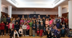 Niños y niñas de Motril se convierten en concejales por un día con la celebración del Pleno Escolar