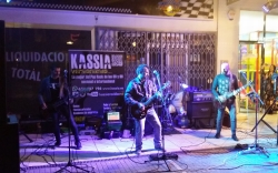 La plaza del Tranvía de Motril vibró a ritmo de rock de la mano de Kassia y sus electrizantes covers