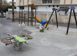 Rehabilitado el parque infantil en barrio La Paloma de Almuñécar