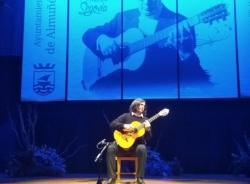 El guitarrista argentino Emilio Pérez abrió ayer tarde el 33 Certamen Internacional de Guitarra Clásica Andrés Segovia de La Herradura