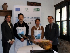 LOS GANADORES DEL “VI CONCURSO DE CORTE DE JAMÓN EN JAPÓN” QUE ORGANIZA EXTENDA VISITAN LA DEHESA DE HUELVA