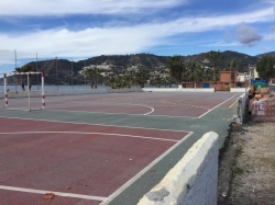 EL PSOE CRITICA EL VERGONZOSO ESTADO EN EL QUE EL  SR. RUIZ JOYA MANTIENE EL POLIDEPORTIVO DE LA PLAYA  EN LA HERRADURA.