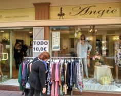 Unos 20 comercios de Motril sacan su género a las puertas de sus locales para incentivar las ventas en la tercera Feria del Stock