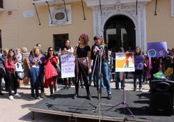 Motril reivindica la verdadera igualdad entre hombres y mujeres con una masiva concentración frente al Ayuntamiento