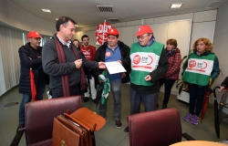 Reunión para abordar la situación de la plantilla de los centros sociales