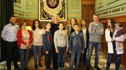 La alcaldesa recibe al equipo Los Sumandos, del CEIP Cardenal Belluga, vencedores de la fase provincial de la XXII edición de las Olimpiadas Matemátic