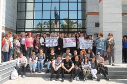 DECENAS DE PERSONAS SE MANIFIESTAN EN SALOBREÑA CONTRA LA SENTENCIA JUDICIAL DE “LA MANADA”
