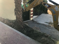 El Ayuntamiento retira una jardinera del linde una calle en La Caleta provocando una situación de riesgo para los vecinos
