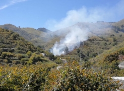 Bomberos de Almuñécar e Infoca sofocaron un incendio de monte bajo en el Barranco de Gelibra, en el municipio de Jete
