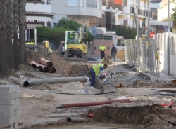Tráfico Almuñécar informa de los desvíos por obras y pide precaución en la calle Bikini y acceso a la playa de La Herradura