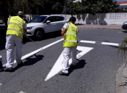 Almuñécar lleva a cabo una campaña de pintado de la señalización vial