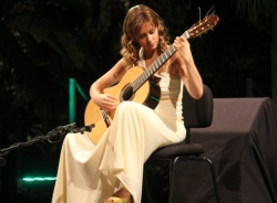 La guitarrista Mabel Millán ofreció un bello y magistral concierto en Almuñécar