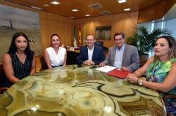 El presidente de la Diputación recibe la visita de dos jóvenes veleñas Campeonas del Mundo de Kenpo 2017