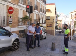 Almuñécar vuelve regular el acceso de vehículos a la plaza de la Constitución con ayuda de una pilona automática tras solventar la avería