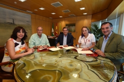 Diputación firma un convenio de colaboración con Cáritas Diocesana de Granada y de Guadix-Baza para la creación de un red de solidaridad intermunicipa
